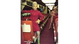 Die Uniformen der Braniff-Flugbegleiterinnen Mitte der 1960er-Jahre entsprachen in ihren Farben auf wundersame Weise der Farbgebung der Sitzbezüge in der Boeing 2707.