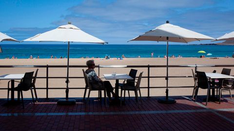 Einsame Urlauberin in Las Palmas de Gran Canaria, Spanien