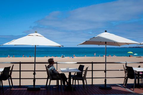Einsame Urlauberin in Las Palmas de Gran Canaria, Spanien