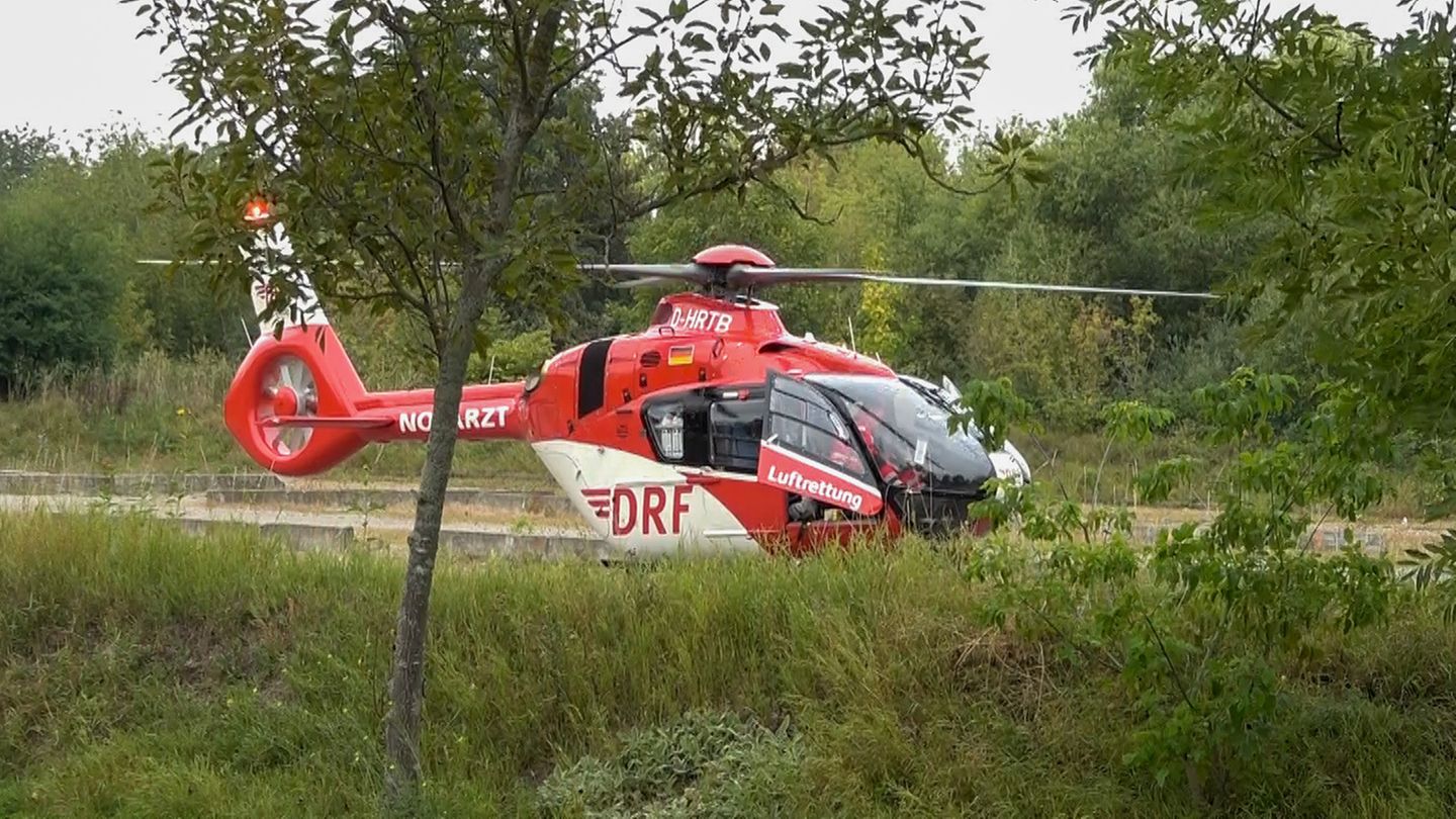 Der Rettungshubschrauber kam für den kleinen Junge zu spät Der Rettungshubschrauber kam für den kleinen Junge zu spät