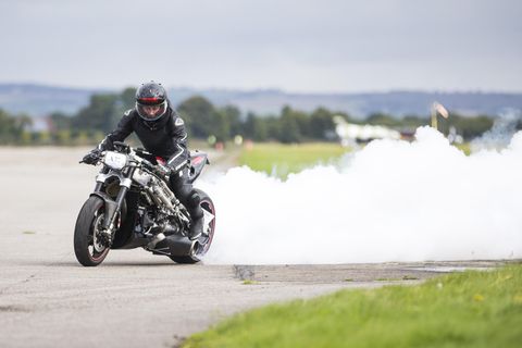 Zef Eisenberg sitzt 2017 auf einem düsengetriebenem Motorrad auf dem Flugfeld, auf dem er nun starb.