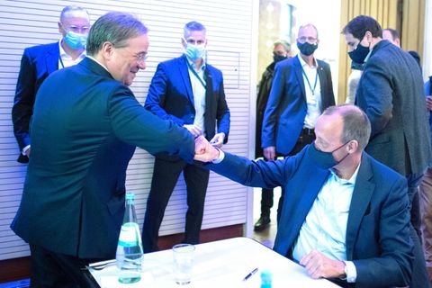 Armin Laschet und Friedrich Merz begrüßen sich Corona-gerecht