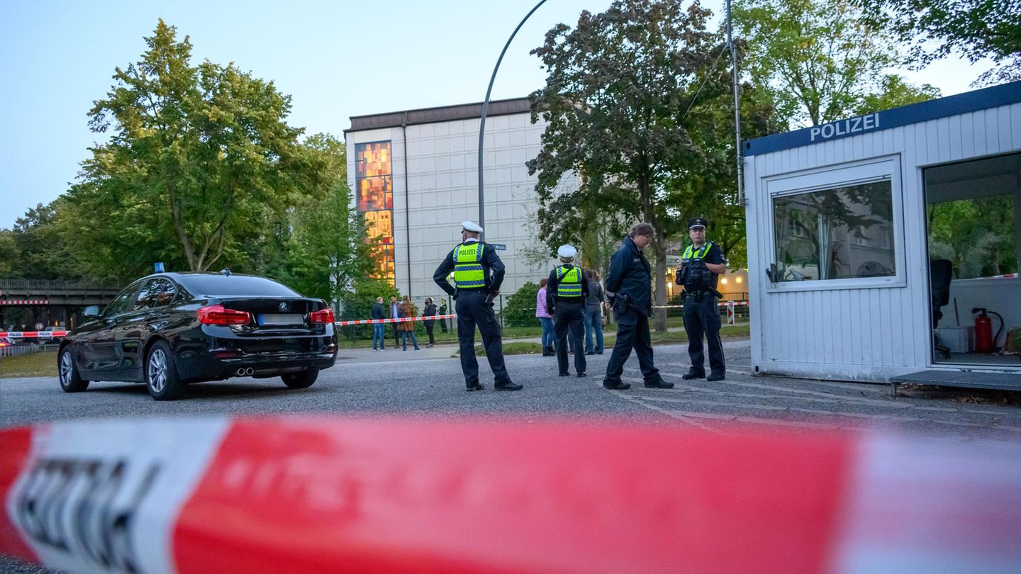 Polizisten vor der Hamburger Synagoge