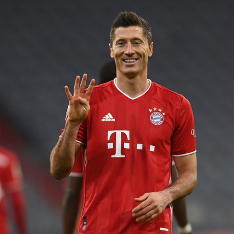 Robert Lewandowski hebt vier Finger als Zeichen für vier Tore