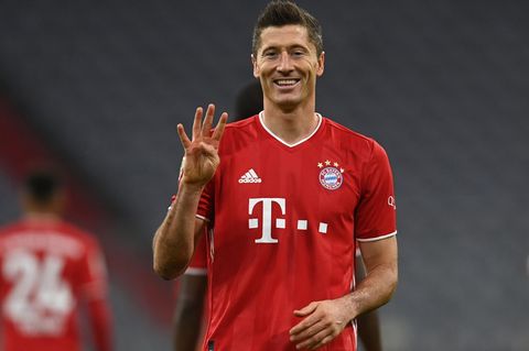 Robert Lewandowski hebt vier Finger als Zeichen für vier Tore