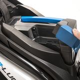 Praktisch: Der Akku kann zum Laden aus dem Roller entnommen werden