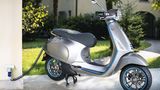 Die Vespa Elettrica muss an der Steckdose geladen werden