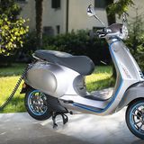 Die Vespa Elettrica muss an der Steckdose geladen werden