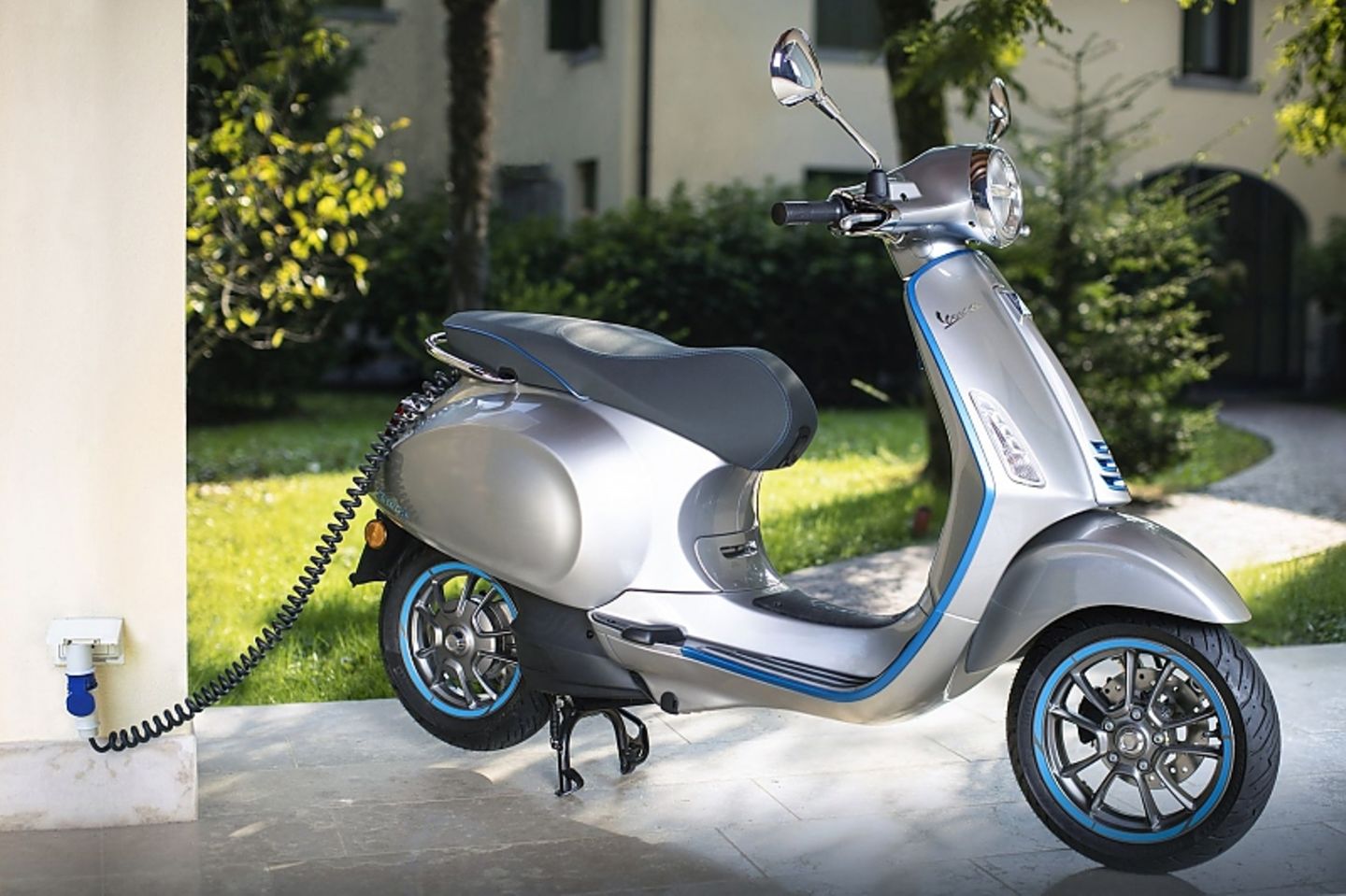 Die Vespa Elettrica muss an der Steckdose geladen werden
