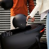 Der Unu Roller hat ein großes Fach, in das auch Helme passen