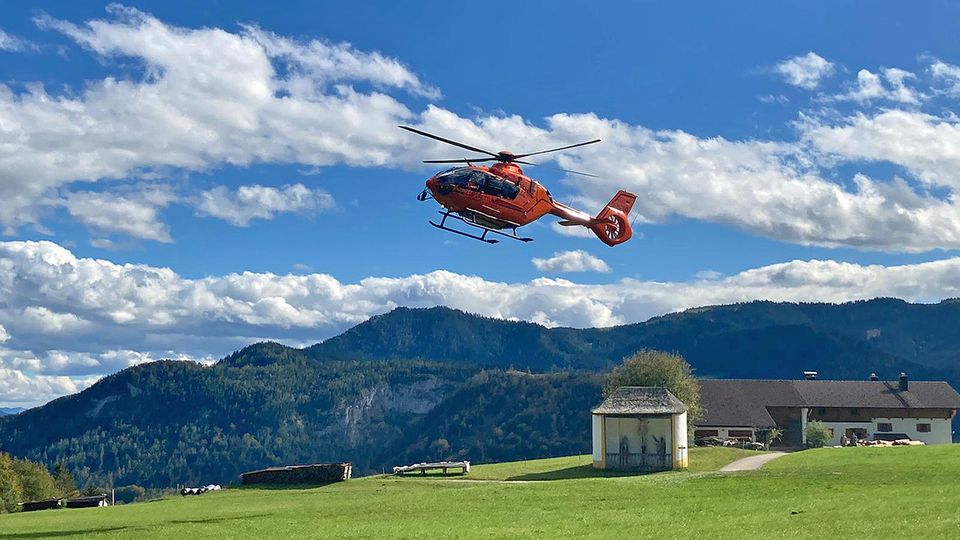 Nachrichten Deutschland Marktschellenberg Ettenberg Ein Rettungshubschrauber steigt in Marktschellenberg in Ettenberg in die Luft.