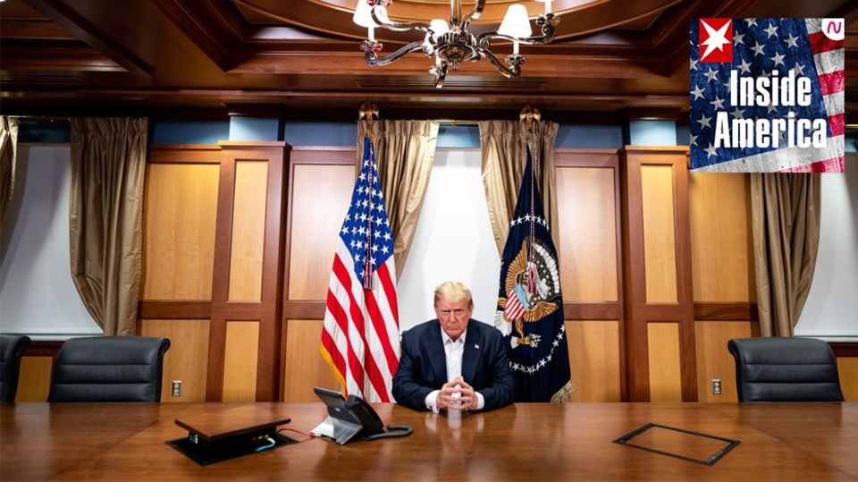 Dieses vom Weißen Haus zur Verfügung gestellten Foto zeigt Donald Trump während eines Telefongesprächs mit US-Vizepräsident Pence, US-Außenminister Pompeo und dem Vorsitzenden des Vereinigten Generalstabs der US-Streitkräfte Milley in seinem Konferenzraum im Walter-Reed-Militärkrankenhaus. 
