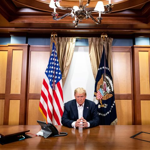 Dieses vom Weißen Haus zur Verfügung gestellten Foto zeigt Donald Trump während eines Telefongesprächs mit US-Vizepräsident Pence, US-Außenminister Pompeo und dem Vorsitzenden des Vereinigten Generalstabs der US-Streitkräfte Milley in seinem Konferenzraum im Walter-Reed-Militärkrankenhaus. 