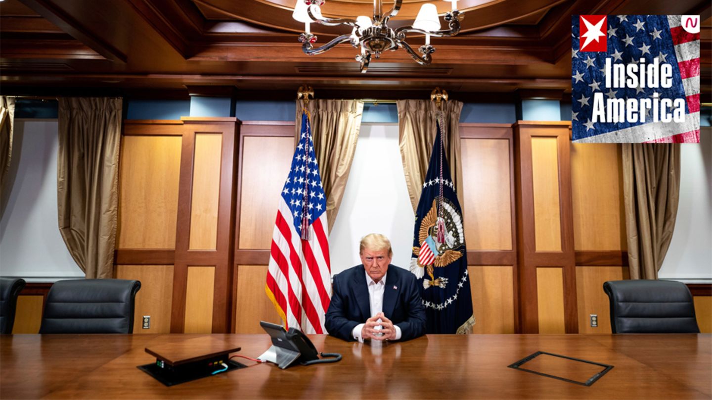 Dieses vom Weißen Haus zur Verfügung gestellten Foto zeigt Donald Trump während eines Telefongesprächs mit US-Vizepräsident Pence, US-Außenminister Pompeo und dem Vorsitzenden des Vereinigten Generalstabs der US-Streitkräfte Milley in seinem Konferenzraum im Walter-Reed-Militärkrankenhaus. 