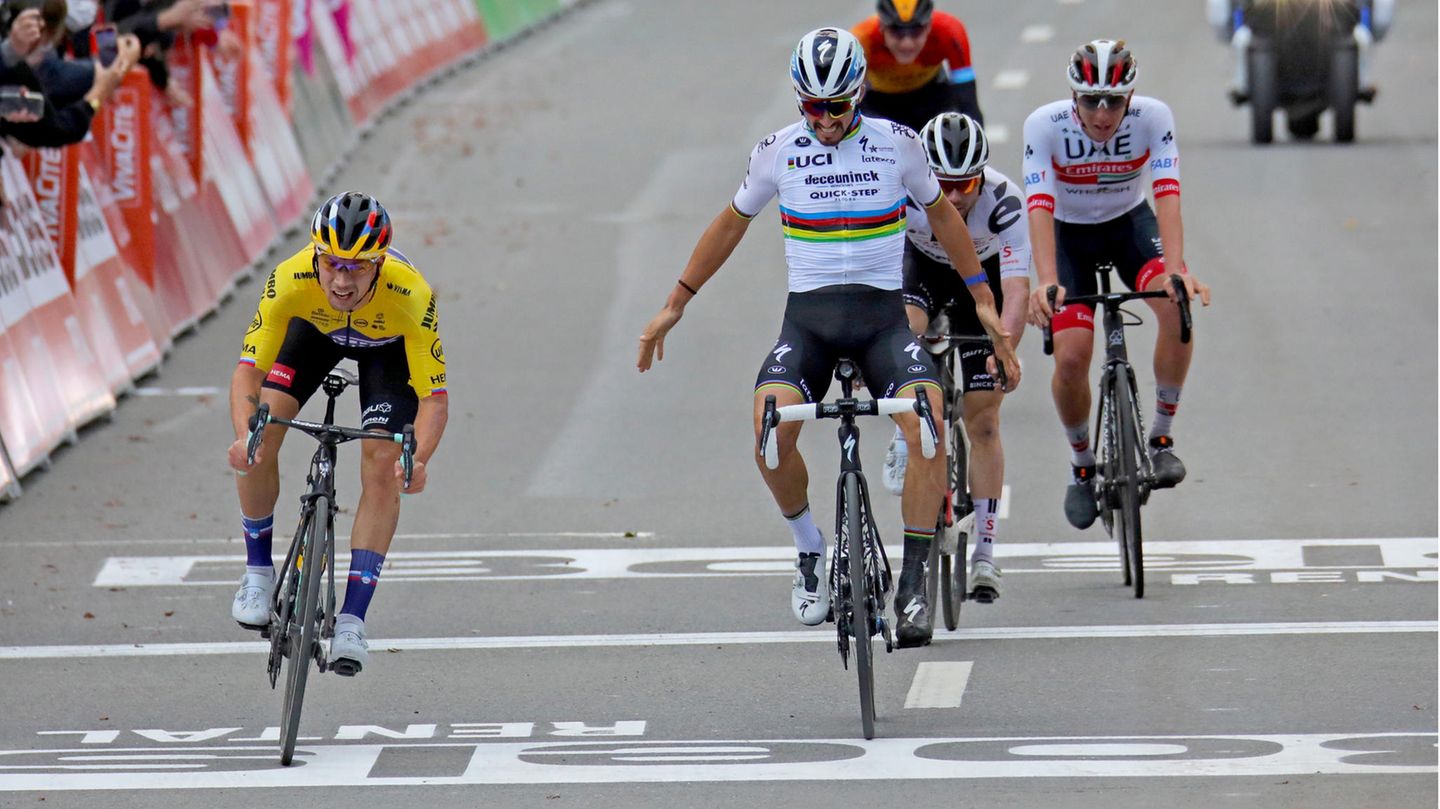 Lüttich-Bastogne-Lüttich: Ungläubig blickt Julian Alaphilippe nach rechts zu Primoz Rogic