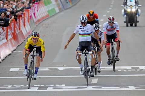 Lüttich-Bastogne-Lüttich: Ungläubig blickt Julian Alaphilippe nach rechts zu Primoz Rogic
