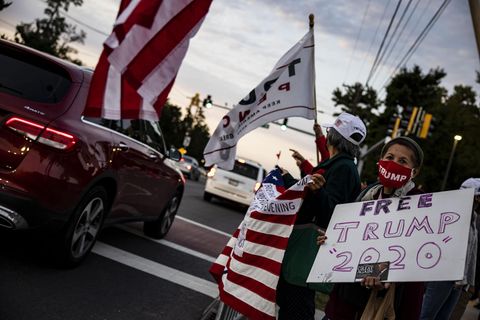 Anhänger Donald Trumps vor dem Walter Reed National Military Medical Center