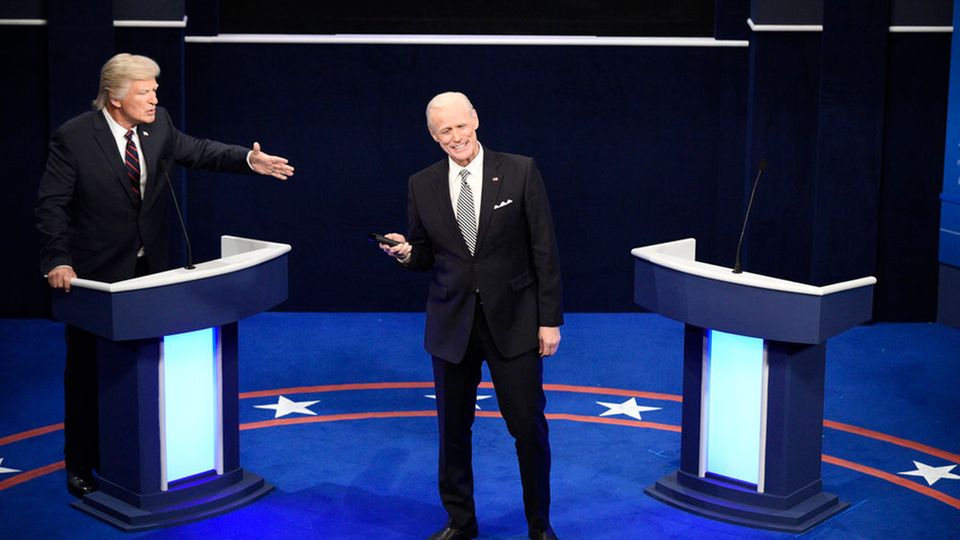 Alec Baldwin als Donald Trump (l) und Jim Carrey als Joe Biden