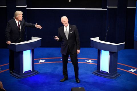 Alec Baldwin als Donald Trump (l) und Jim Carrey als Joe Biden