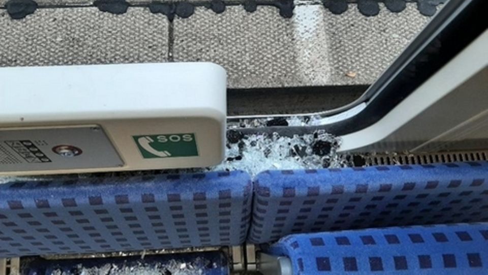 Nachrichten Deutschland Wrist Das kaputte Zugfenster einer Regionalbahn kurz nach der Haltestelle Wrist
