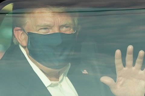 US-Präsident Donald Trump winkt seinen Anhängern vor dem Walter-Reed-Militärkrankenhaus in Bethesda zu