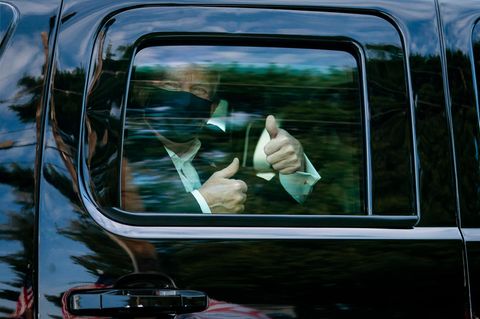 Donald Trump, Präsident der USA, fährt vor dem Walter-Reed-Militärkrankenhaus an seinen Anhängern vorbei
