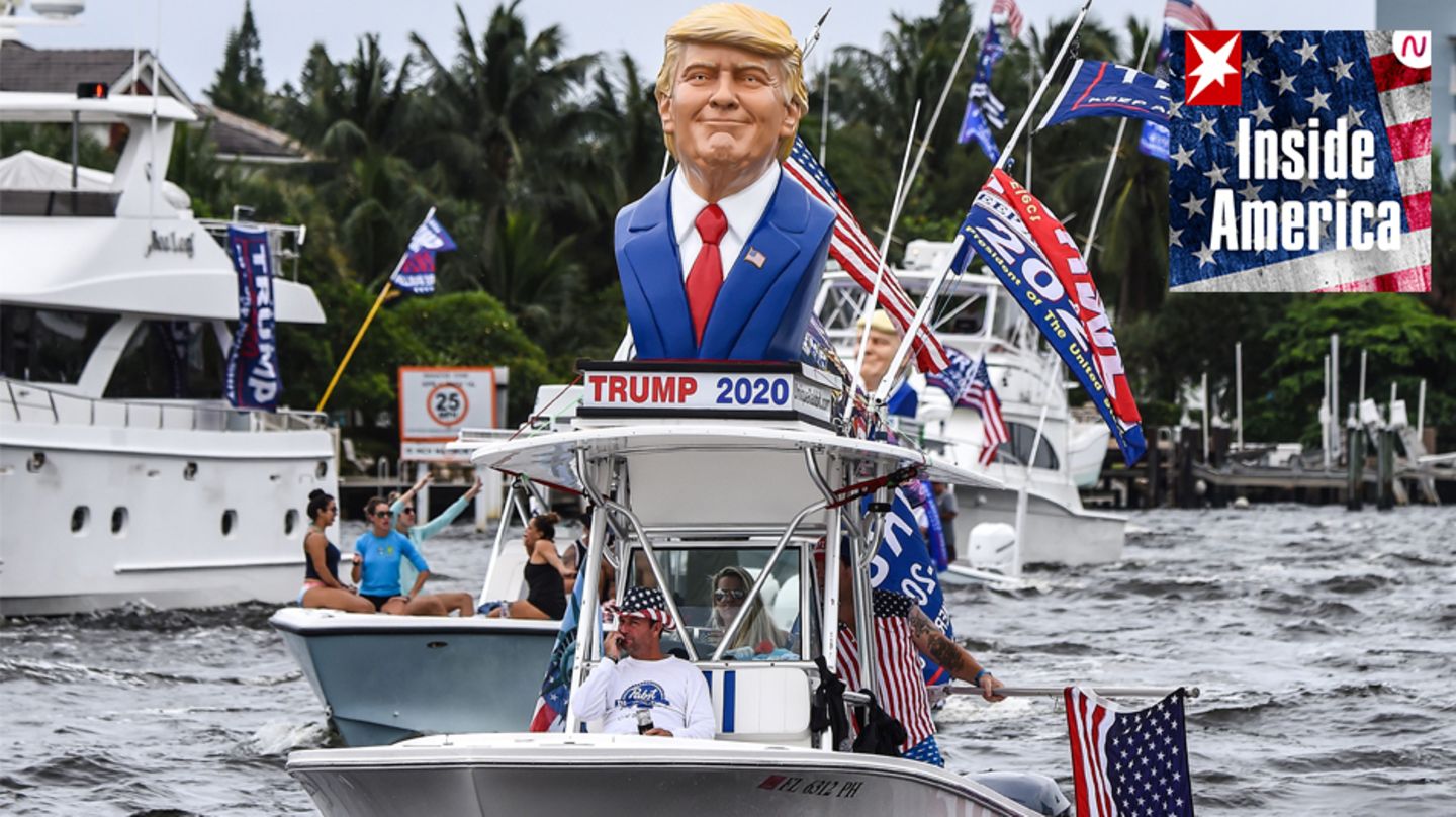 Eine Boots-Parade mit Bildern von Donald Trump