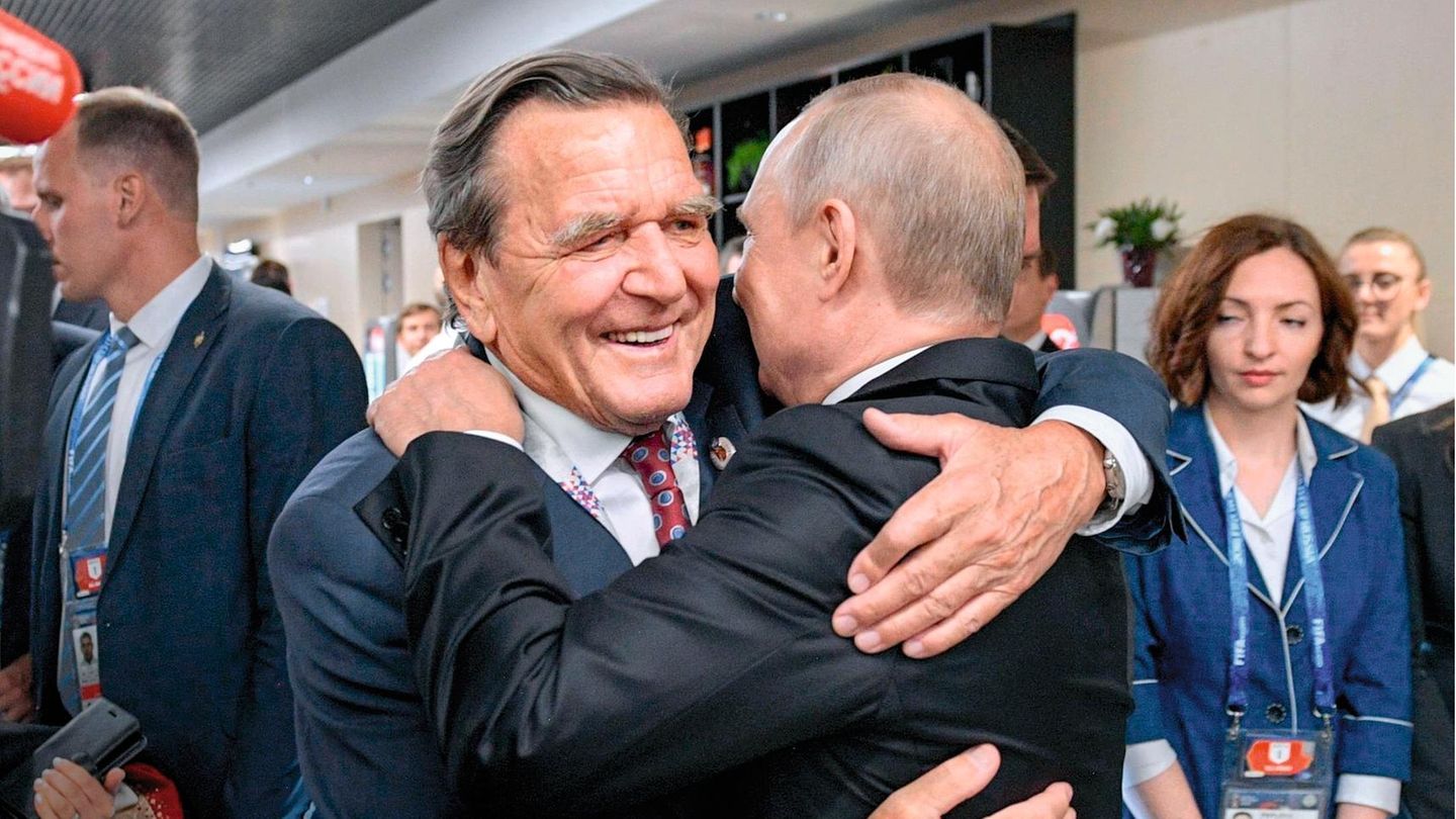 News Themen der Woche KW24 News Bilder des Tages MOSCOW, RUSSIA – JUNE 14, 2018: Russia s President Vladimir Putin (R) hugs Gerhard Schroeder, Chairman of the Shareholders Committee with Nord Stream 2 AG and former German chancellor, at the opening of t... Schröder und Putin