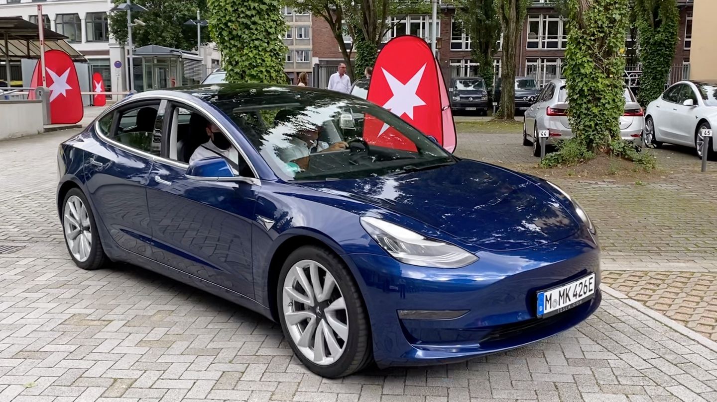 Tchibo bietet E-Auto von Tesla im Abo an