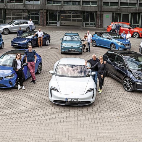 Die Teilnehmer mit den entsprechenden E-Autos