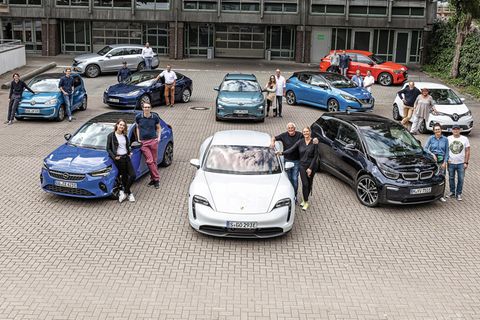 Die Teilnehmer mit den entsprechenden E-Autos