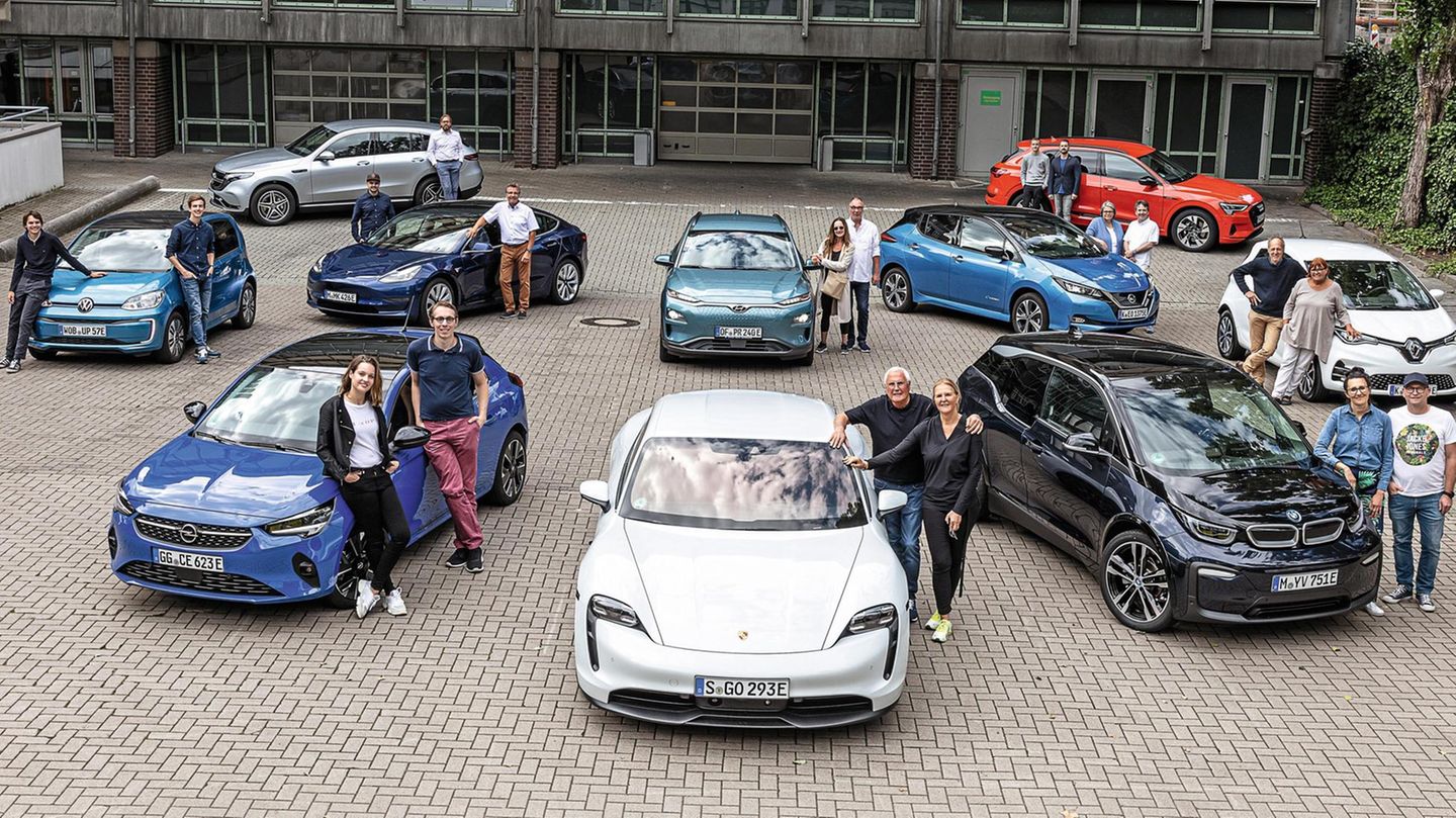 Die Teilnehmer mit den entsprechenden E-Autos