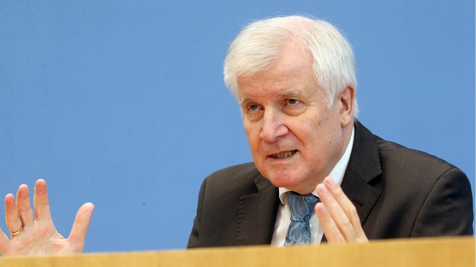 Bundesinnenminister Horst Seehofer (CSU) bei der Vorstellung des Lageberichts Rechtsextremismus