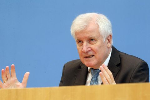 Bundesinnenminister Horst Seehofer (CSU) bei der Vorstellung des Lageberichts Rechtsextremismus