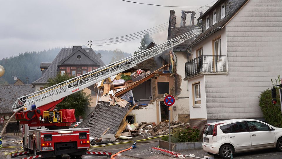 Nachrichten Deutschland Arzbach Rettungskräfte sind nach einer Gasexplosion in einem Wohnhaus im Ortskern mit Bergungsarbeiten beschäftigt