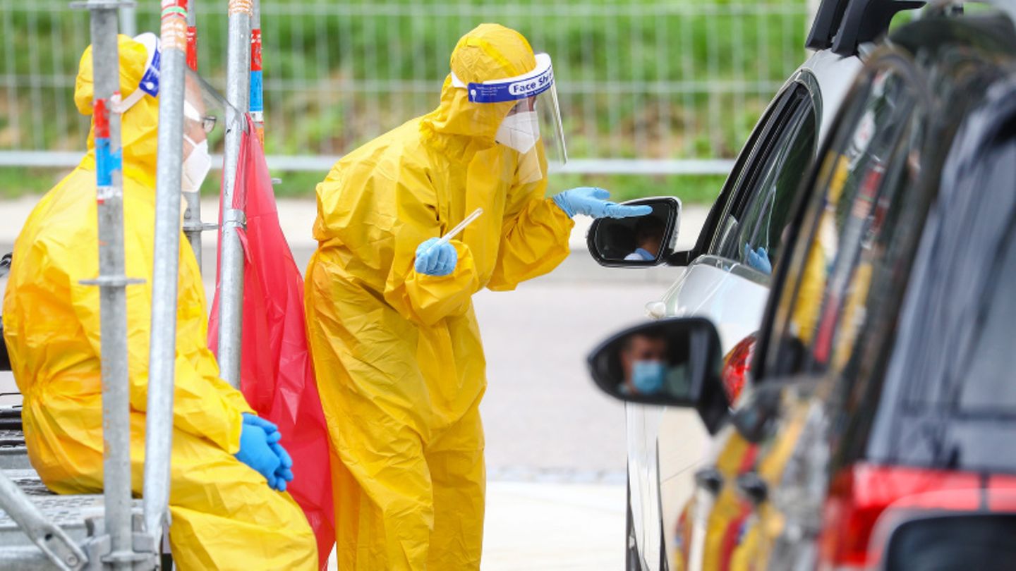 Reiserückkehrer werden an Rastplatz im Auto auf das Corona-Virus getestet