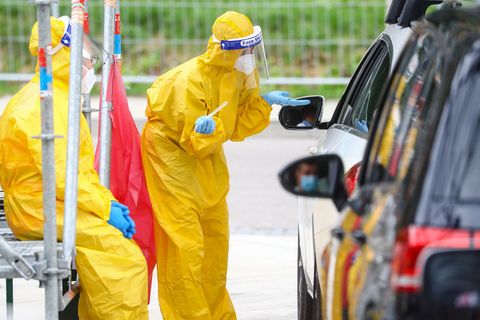 Reiserückkehrer werden an Rastplatz im Auto auf das Corona-Virus getestet