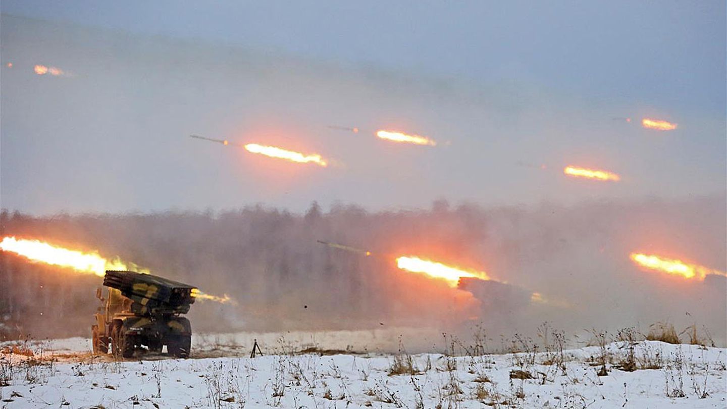 BM-21 ist ein Mehrfachraketenwerfersystem im Kaliber 122 mm, es wurde bis Ende der 1980er Jahre produziert und ist bis heute im Einsatz. 