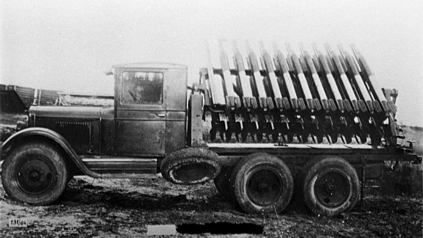 Weitere Lkw  mussten die Raketen transportieren.