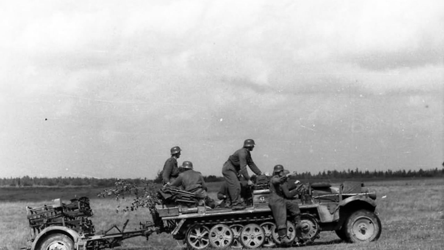 Der Nebelwerfer 15 hatte zahlreiche Nachteile gegenüber dem Sowjetmodell. Die Deutschen setzten vergleichsweise sehr aufwändige Zugfahrzeuge ein. Der Werfer war zwar klein, konnte aber lange nicht so schnell verlegt werden wie die Katjuscha.