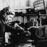 Arbeiterin in einem Rüstungsbetrieb. Der Werfer war einfach zu bauen und benötigte weder aufwändige Maschinen noch knappe Materialien.