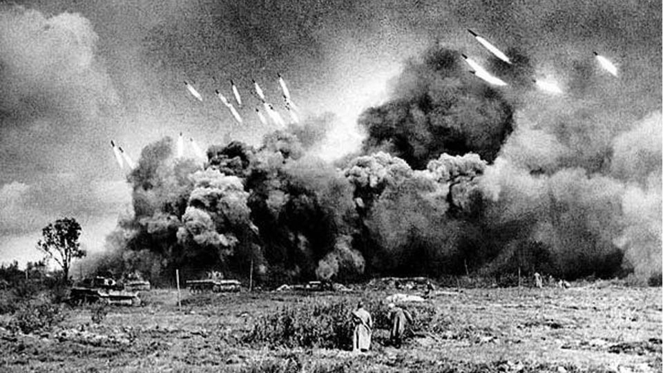 Vor dem Vorgehen von Panzern und Infanterie decken die Salvengeschütze die deutschen Stellungen ein.