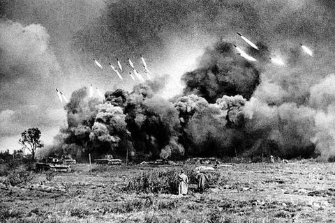Vor dem Vorgehen von Panzern und Infanterie decken die Salvengeschütze die deutschen Stellungen ein.