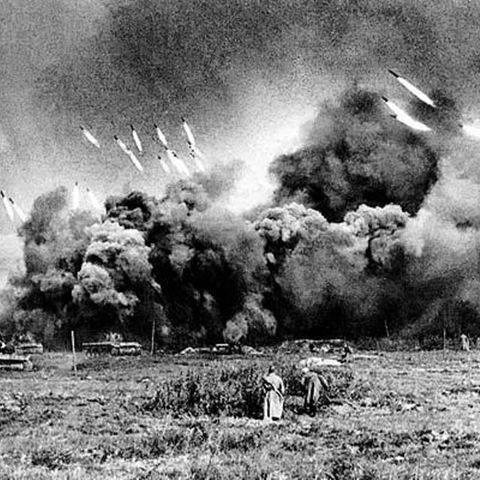 Vor dem Vorgehen von Panzern und Infanterie decken die Salvengeschütze die deutschen Stellungen ein.
