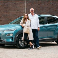 Das Ehepaar Wöger bei der Abfahrt mit dem ersten Auto. EInen Tag später rammte sie jemand auf de Autobahn und der Wagen musste ausgewechselt werden.
