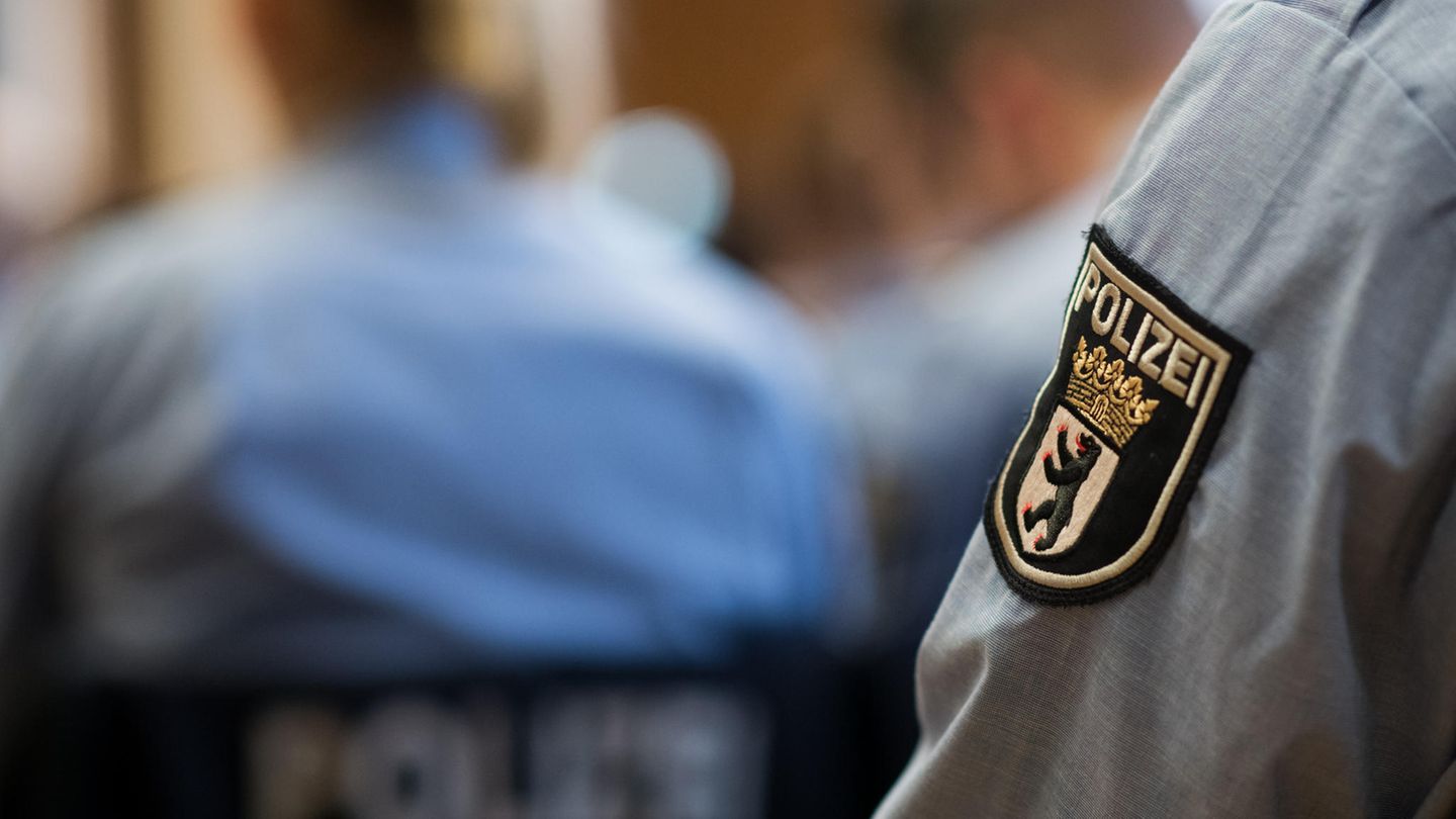 Junge Polizisten sitzen bei der Ernennungsfeier für den gehobenen Polizeivollzugsdienst