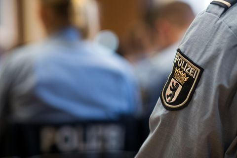 Junge Polizisten sitzen bei der Ernennungsfeier für den gehobenen Polizeivollzugsdienst