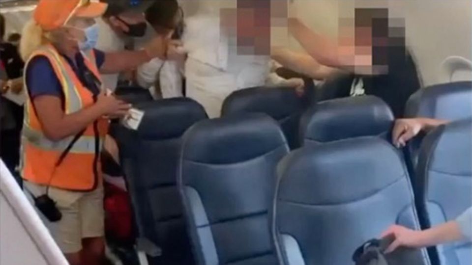Heftige Auseinandersetzung: Flugzeugpassagier verweigert Maske – Streit mündet in Schlägerei