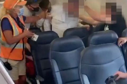 Heftige Auseinandersetzung: Flugzeugpassagier verweigert Maske – Streit mündet in Schlägerei