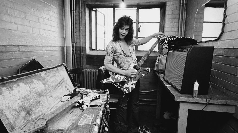 Eddie Van Halen stimmt am 27. Mai 1978 seine Gitarre Eddie Van Halen stimmt am 27. Mai 1978 seine Gitarre